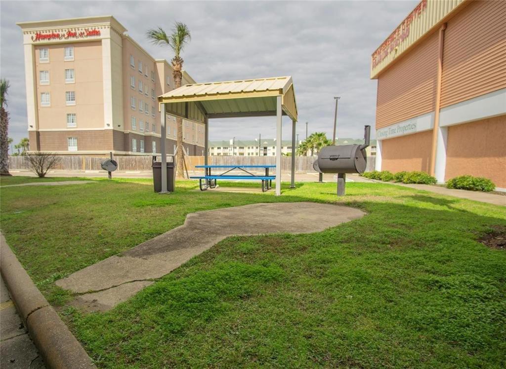 Beach Escape - Top Floor Ocean Views - Heated Pool - Seawall Blvd 加尔维斯敦 外观 照片